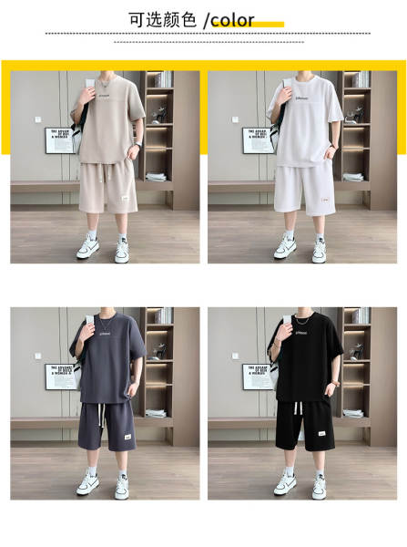 No verão, os homens usam camisetas masculinas com camisetas masculinas com camisetas masculinas.
