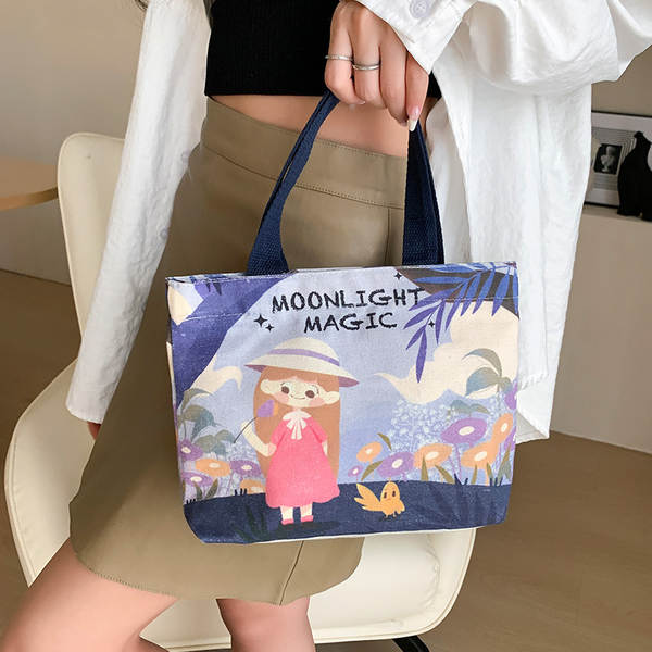 Avaliações sobre a bagagem de mão de uma garota com um saco de mão de uma garota
