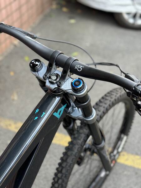 Novo alemão YT TUES DH 27.5 polegadas Fibra de Carbono/Alumínio Fortaleza dianteira de dois ombros