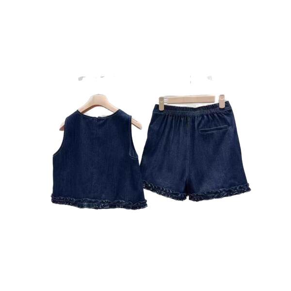 Conjunto sem mangas e short com detalhes em flor