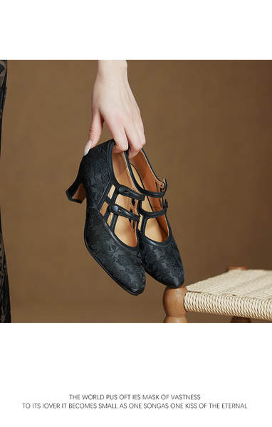 Sapatos Chineses de estilo chinês com calçados antigos e modelos antigos.