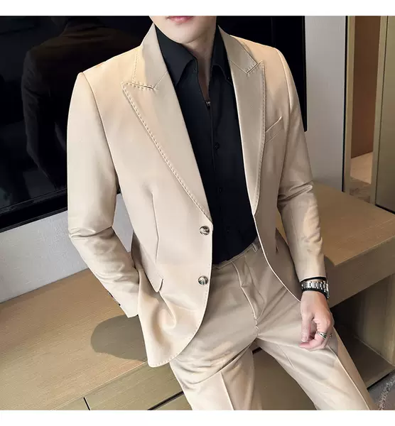 Vestido masculino de verão com duas camisetas masculinas de verão.