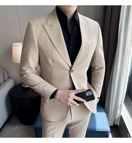 Vestido masculino de verão com duas camisetas masculinas de verão.