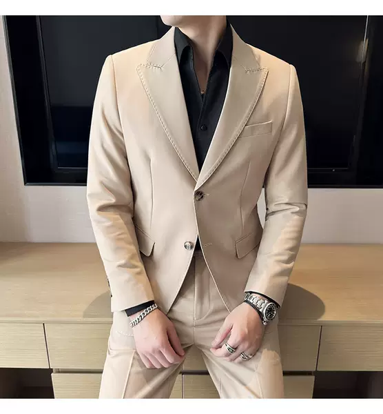 Vestido masculino de verão com duas camisetas masculinas de verão.